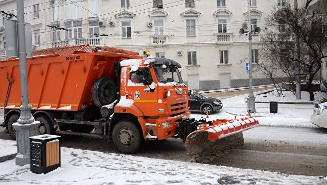 Как в Севастополе чистят улицы от снега и гололеда