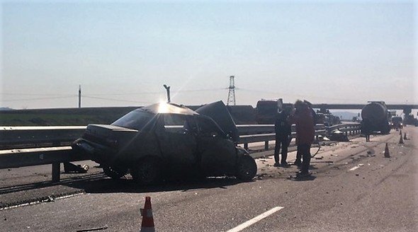 Один человек погиб и четверо пострадали при столкновении легковушки с грузовиком под Феодосией