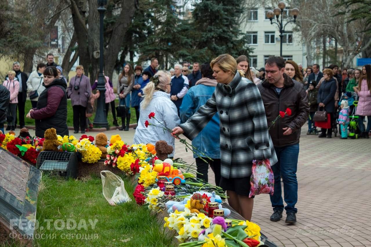 В Феодосии почтили память жертв трагедии в Кемерове #7597