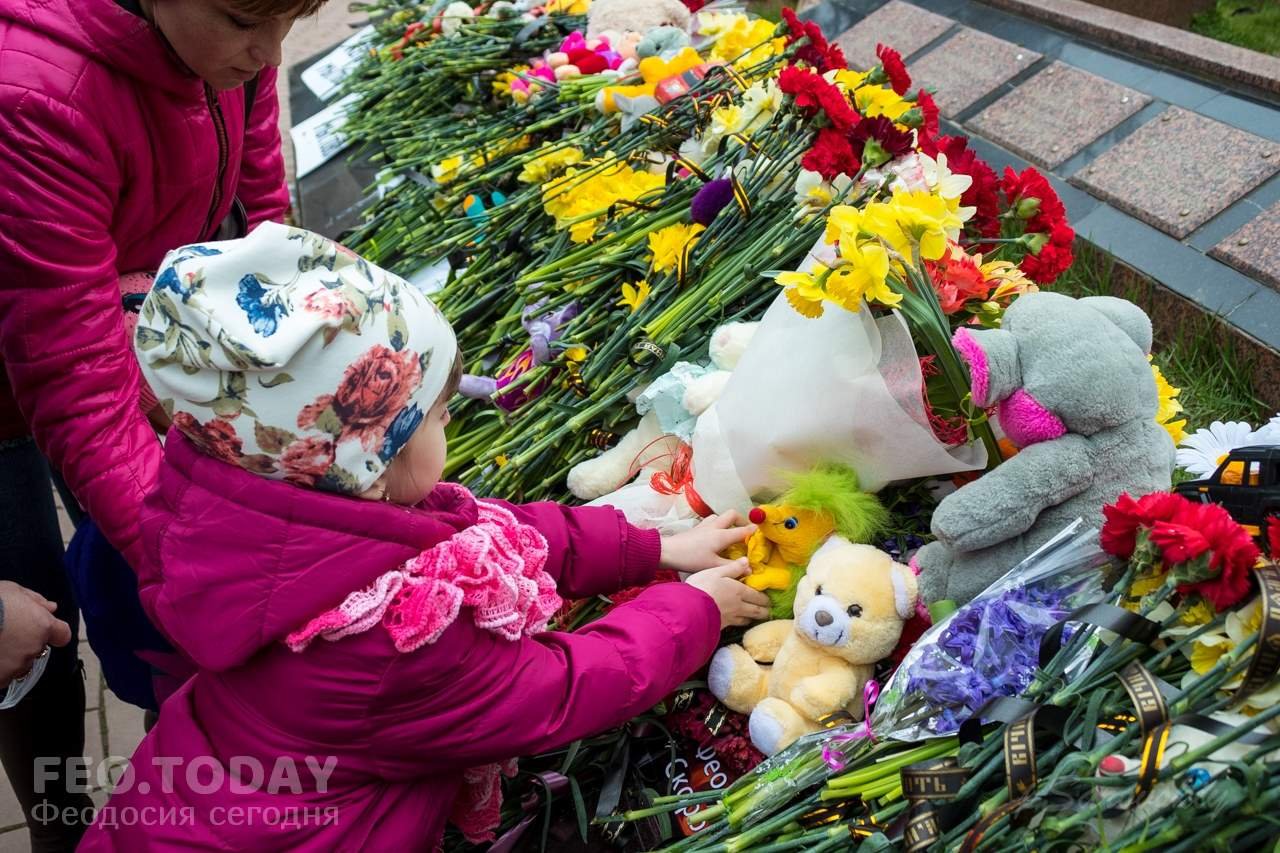 В Феодосии почтили память жертв трагедии в Кемерове #7648