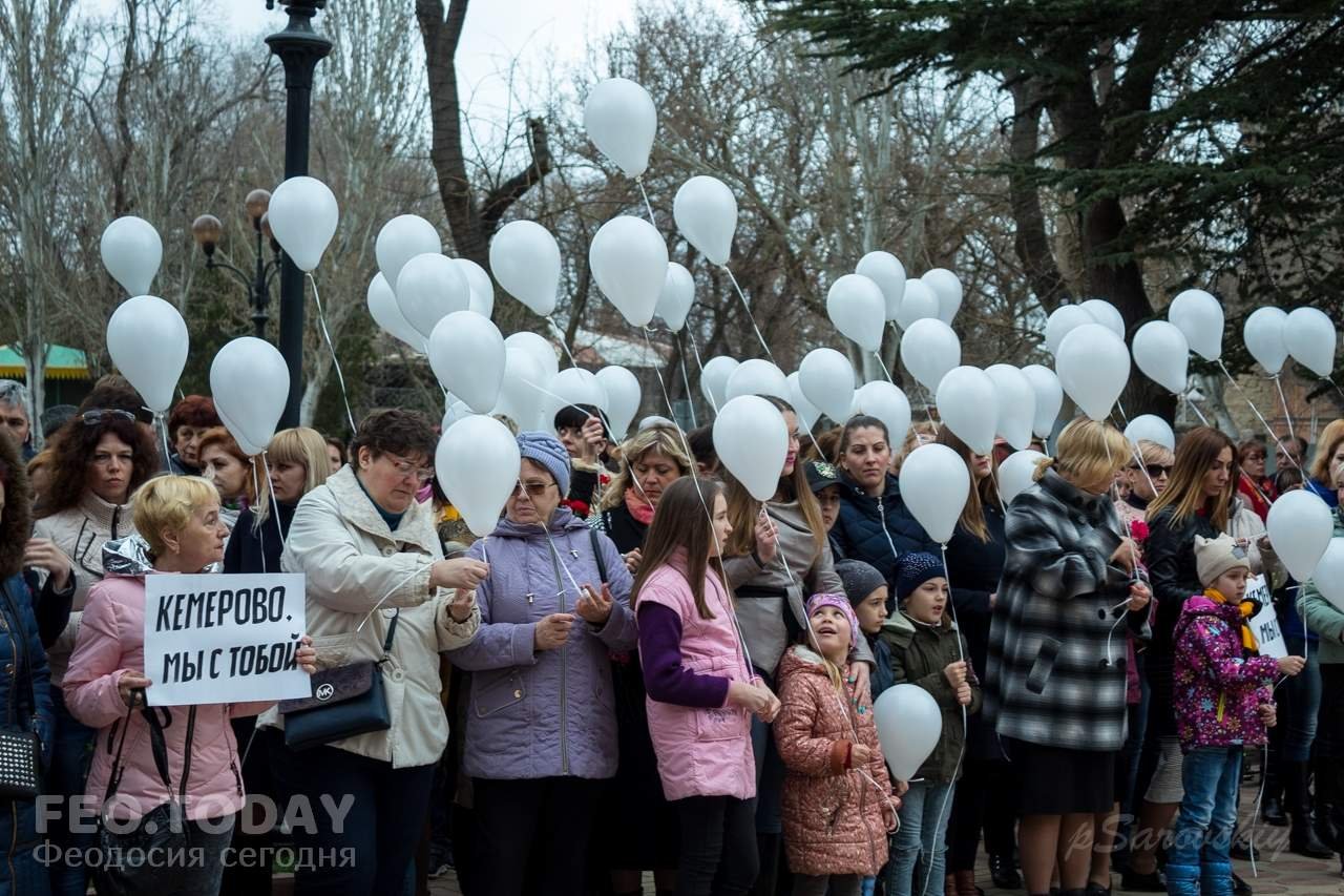В Феодосии почтили память жертв трагедии в Кемерове #7600