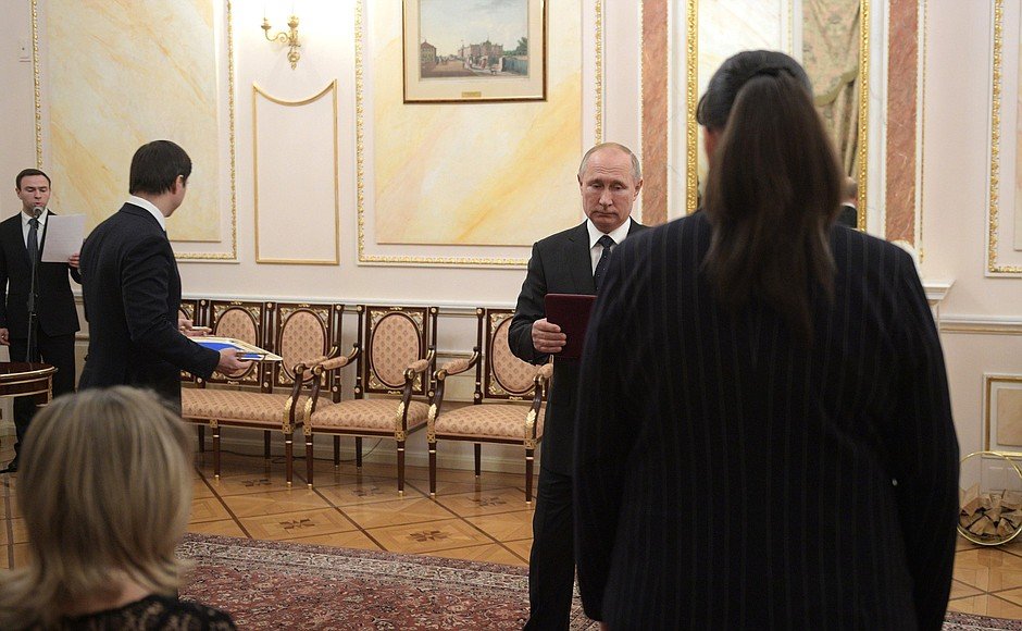 «Тяжело и больно»: Путин вручил награды вдовам погибших испытателей