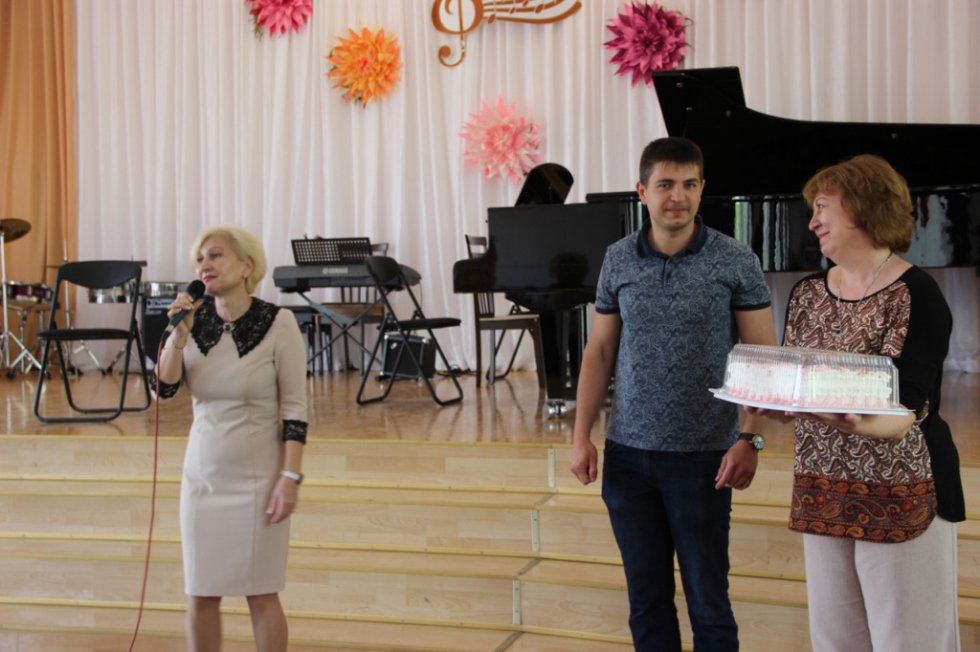 Единороссы Феодосии поздравили юных виртуозов с творческим успехом