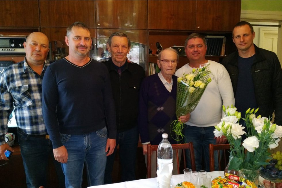 Единороссы Феодосии поздравили ветерана с юбилеем