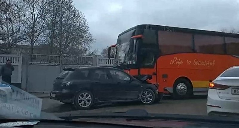 В Симферополе «лоб в лоб» столкнулись иномарка и рейсовый автобус