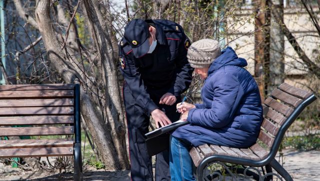 Пенсионеры гуляют, отели работают: соблюдается ли самоизоляция в Крыму