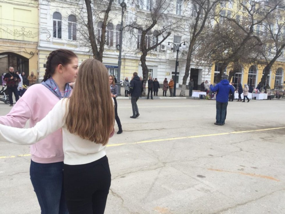 Феодосийцы станцуют «случайный вальс» на главной площади города