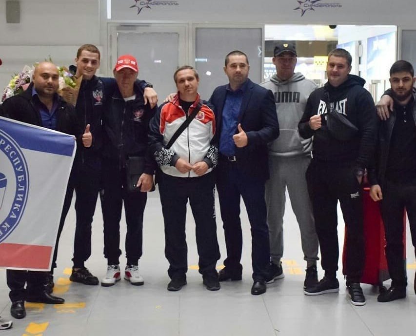 В аэропорту Симферополя встретили чемпиона мира по боксу Глеба Бакши