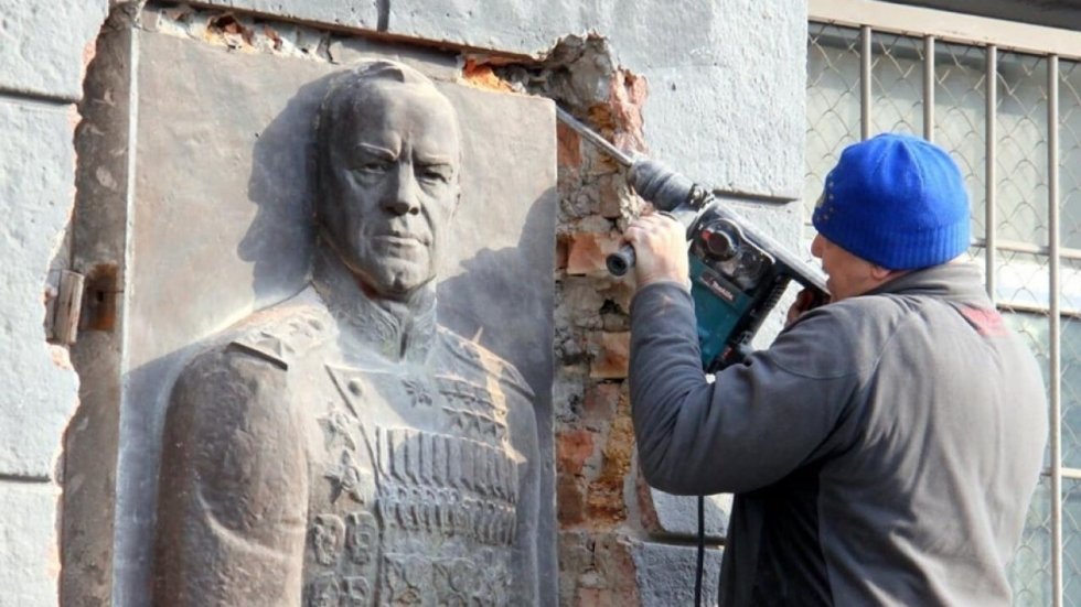 В Раде предложили наказать уничтоживших барельеф Жукову националистов