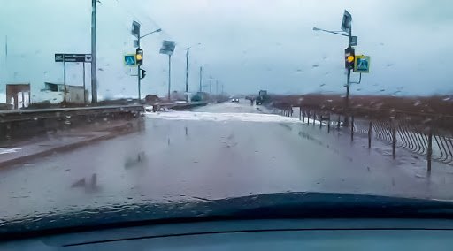 Дорожники приступили к устранению подтопления штормовыми волнами трассы под Феодосией