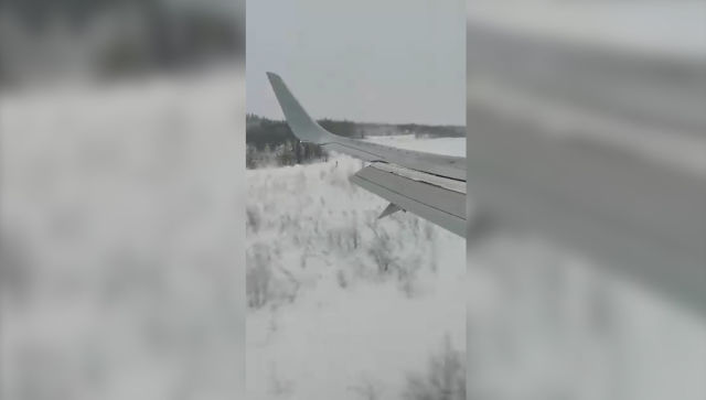Падали вещи, отрывалась обшивка: видео жесткой посадки Boeing в Усинске