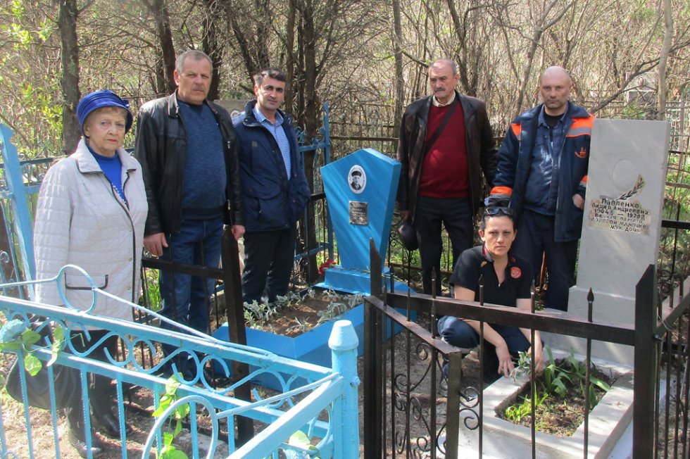 Единороссы помогли восстановить могилу начальника нефтебазы