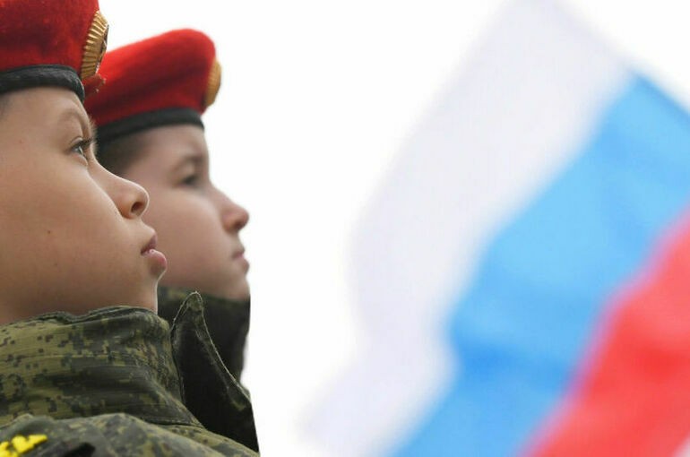 Флаг России предписали поднимать в школах в начале учебной недели