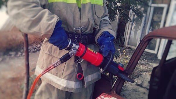 Сотрудники Евпаторийского АСО «КРЫМ-СПАС» провели тренировочное занятие по применению гидравлических аварийно-спасательных инструментов