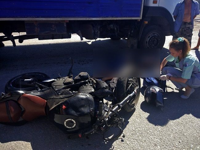 Мотоциклист погиб при столкновении с грузовиком в Феодосии