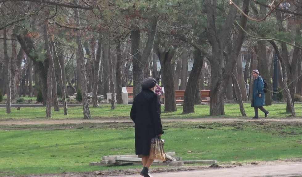 Комсомольский парк Феодосии: работы идут, горожане – прогуливаются #15451