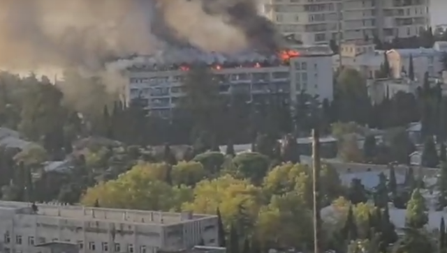 В Ялте горит санаторий Министерства обороны России - видео