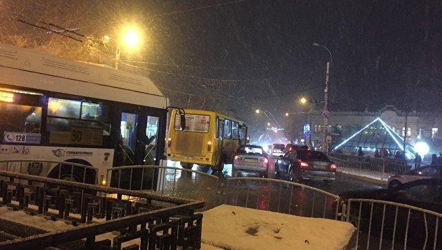 Снег, пробки, ДТП: в центре Симферополя столкнулись маршрутка и легковушка
