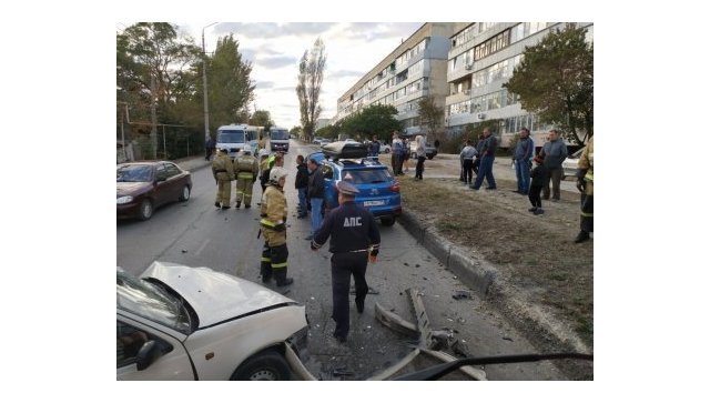 В Феодосии столкнулись две легковушки: трое пострадавших