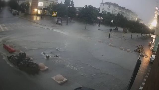 Новороссийск поплыл: улицы ушли под воду
