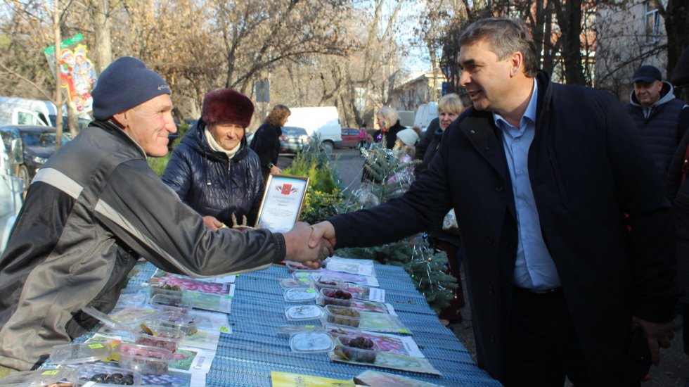 Андрей Рюмшин: 250 крымских аграриев представили на продажу более 200 тонн сельхозпродукции