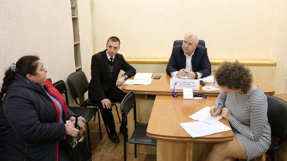 Глава администрации города Феодосии провел прием граждан по личным вопросам