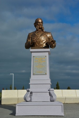 Памятник Ивану Айвазовскому открыли на привокзальной площади аэропорта Симферополь