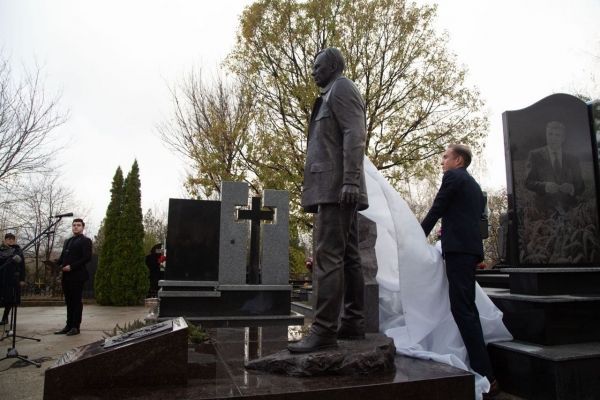 Погибшему год назад Кириллу Стремоусову в Крыму открыли памятник в Симферополе