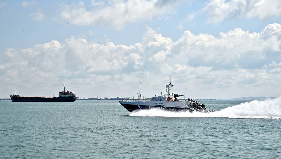 Помощь в Азовском море: спасатели РФ эвакуируют с судна больного украинца