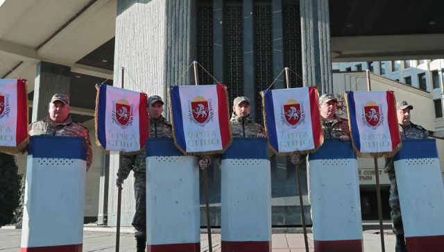 У здания Госсовета Крыма вновь «формируют» роты народного ополчения