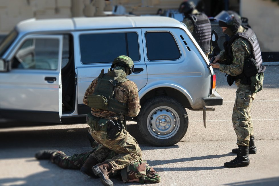 Бойцы СОБР «Сокол» задержали преступника, находящегося в федеральном розыске
