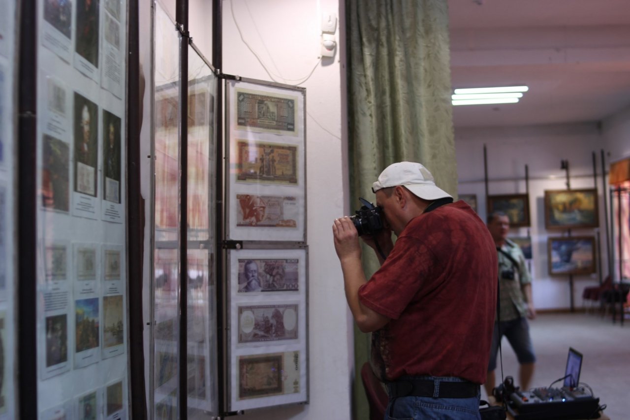 Фото выставки «Художники & банкноты» в Феодосии #672