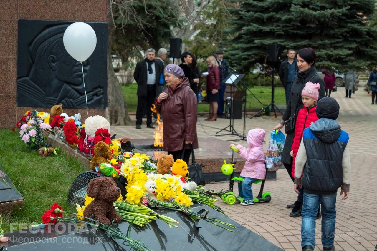 В Феодосии почтили память жертв трагедии в Кемерове #7588