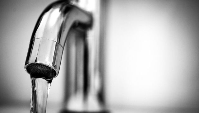 Крымчанам запретили пить воду из крана: где дезинфицируют резервуары
