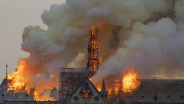 Пожар потушен не полностью: что происходит в соборе Парижской Богоматери