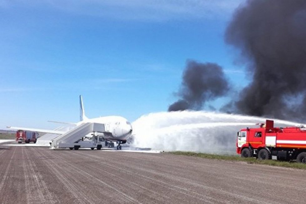 Без шасси и с «огнем»: как в аэропорту Симферополя тушили «загоревшийся» борт