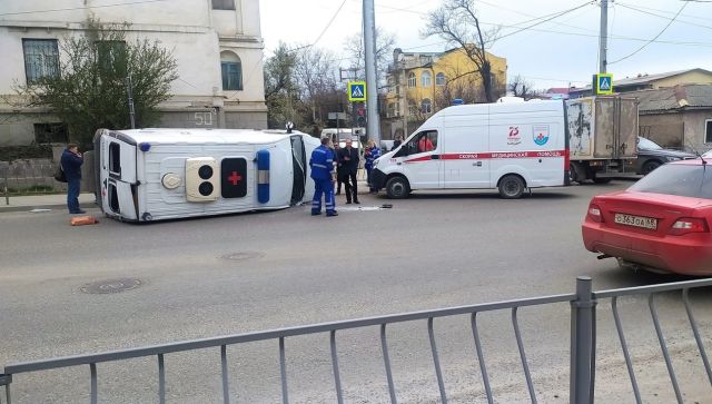 В Севастополе «скорая» столкнулась с грузовиком: есть пострадавший