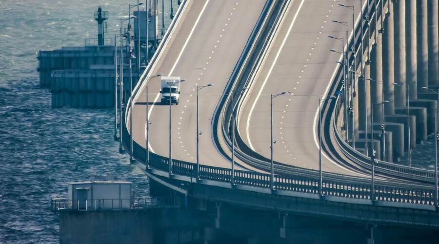 Движение грузовиков на Крымском мосту откроют не раньше 1 декабря