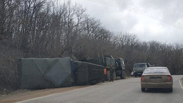 На дороге в Крыму перевернулся военный грузовик