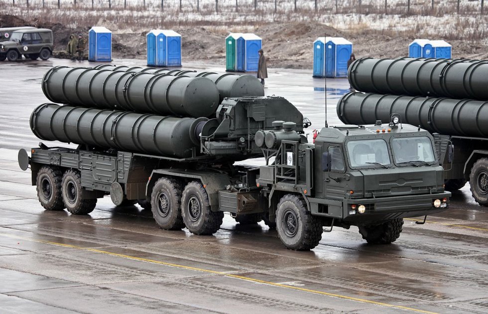 «Нападение» с воздуха: боевые расчеты С-400 в Крыму провели учения по ПВО