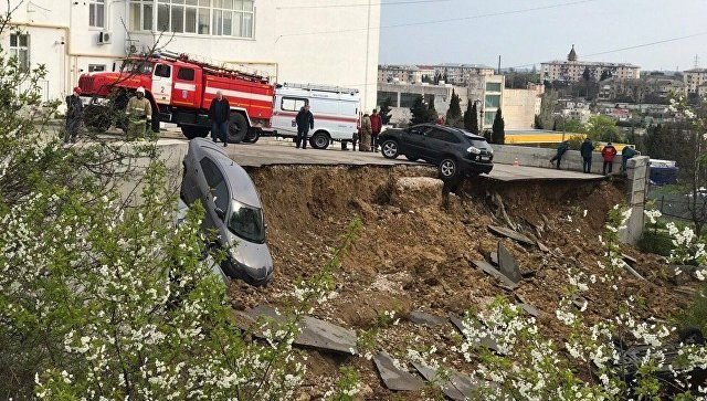 Не доброе утро: в Севастополе рухнула парковка вместе с автомобилями