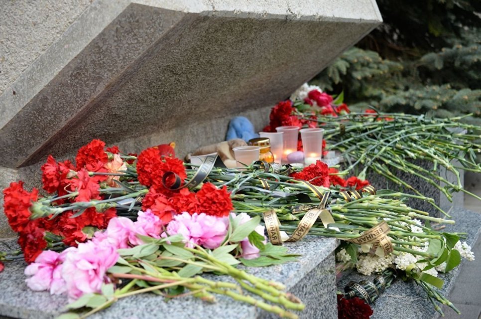 Севастопольцы соболезнуют жертвам авиакатастрофы в Шереметьево