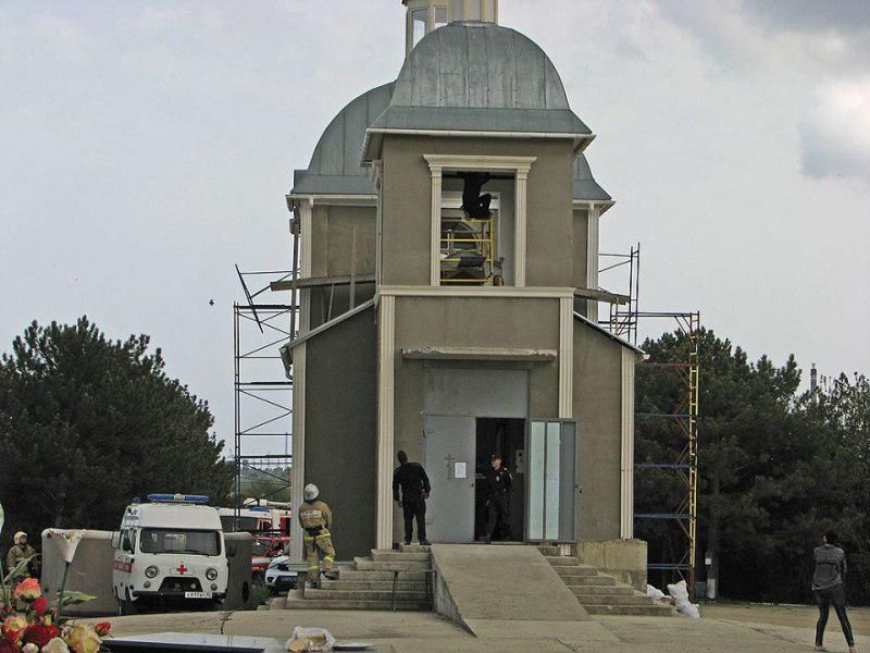 Мужчина при помощи спасателей не смог спрыгнуть с крыши строящегося у кладбища храма в Феодосии