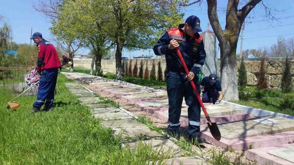 МЧС РК: Крымские спасатели привели в порядок более 40 памятных мест Великой Отечественной войны