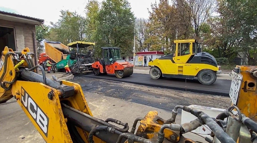 «Центродорстрой» завершил более трети от запланированных на 2020 год ремонтов дорог в Крыму