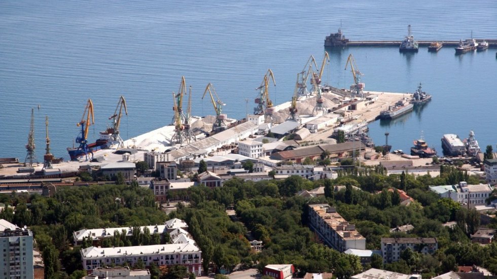 Минтранс РК: В Феодосийском порту ошвартован грузовой танкер
