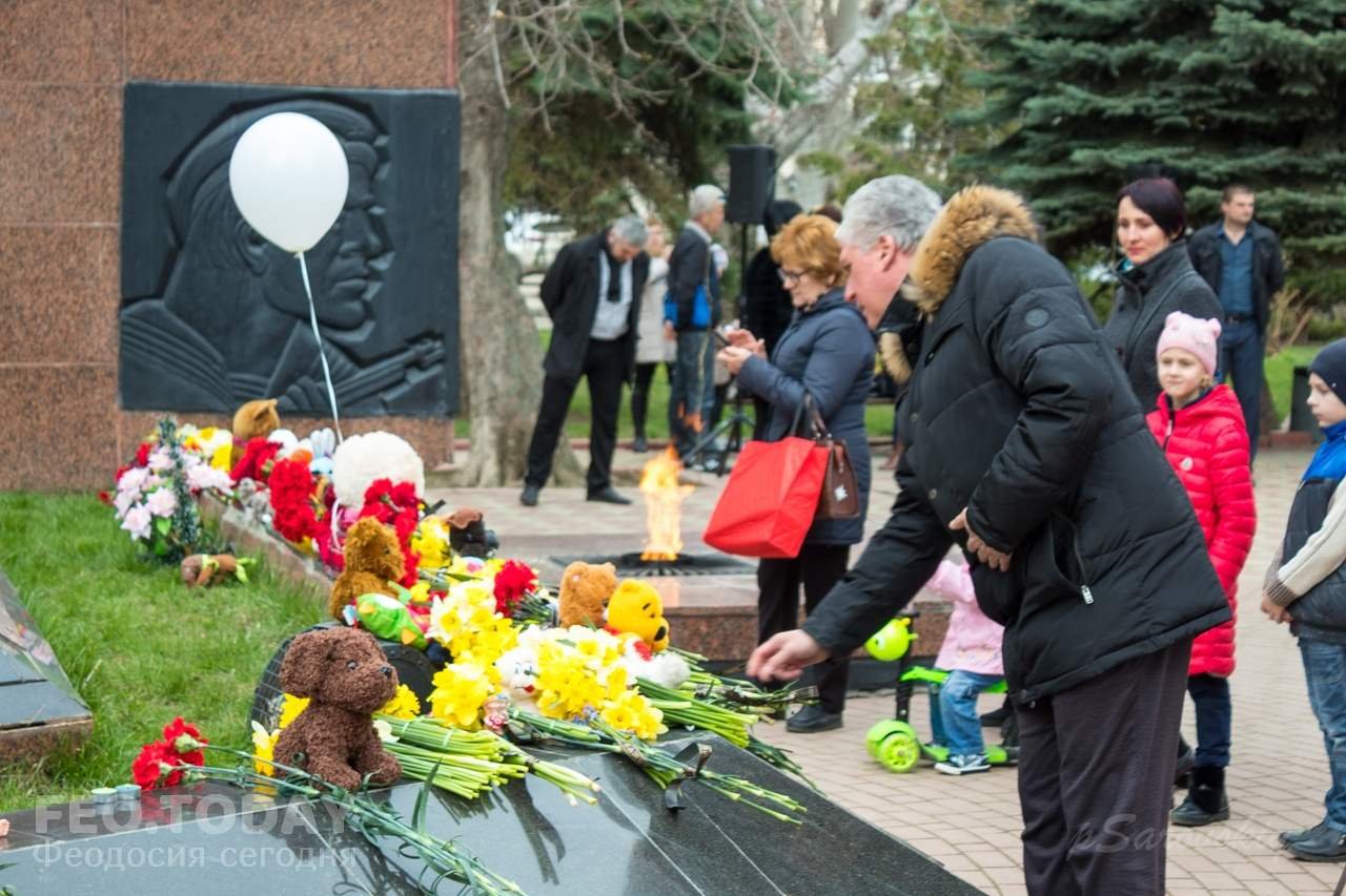 В Феодосии почтили память жертв трагедии в Кемерове #7589