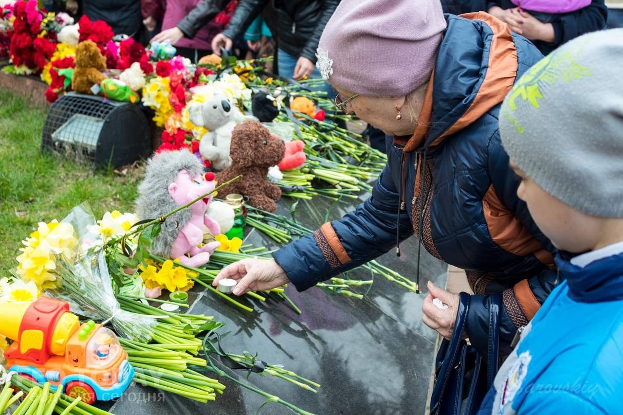В Феодосии почтили память жертв трагедии в Кемерове #7625