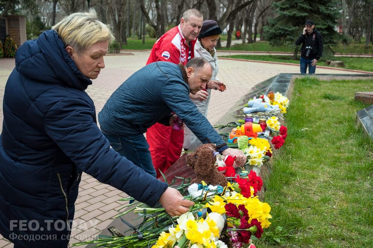 В Феодосии почтили память жертв трагедии в Кемерове #7592