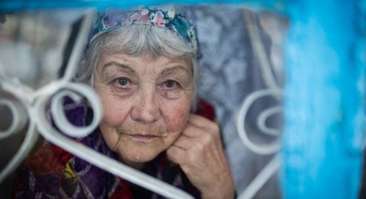 Феодосийский домовладелец бетонным забором замуровал пенсионерку в собственном доме